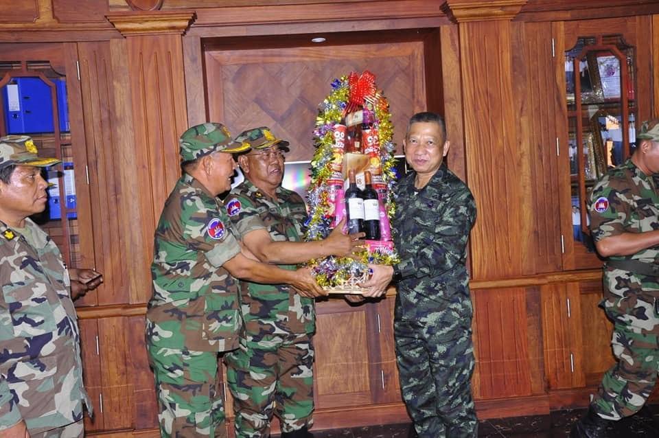 កងទ័ពកម្ពុជា និងថៃជួបសំណេះសំណាលគ្នានៅច្រកអានសេះ ខេត្តព្រះវិហារ ដើម្បីរក្សាបាននូវទំនាក់ទំនងល្អ និងកិច្ចសហប្រតិបត្តិការកាន់តែប្រសើរឡើង