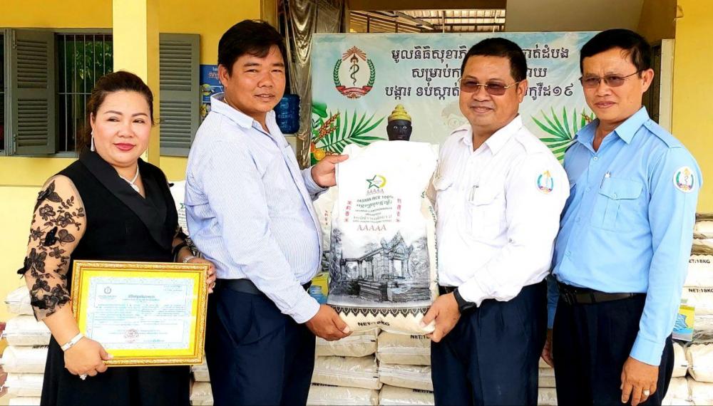 ក្រុមហ៊ុនហ្គោលឌិនស្តារ រ៉ាយស៍ ផ្តល់អង្ករ៥តោនដល់មន្ទីរសុខាភិបាលខេត្តបាត់ដំបងសំរាប់ការងារ មនុស្សធម៌និងជួយដល់ក្រុមគ្រូពេទ្យជួរមុខក្នុងការ ទប់ស្កាត់ជំងឺកូវីដ-១៩ នៅក្នុងខេត្តបាត់ដំបង