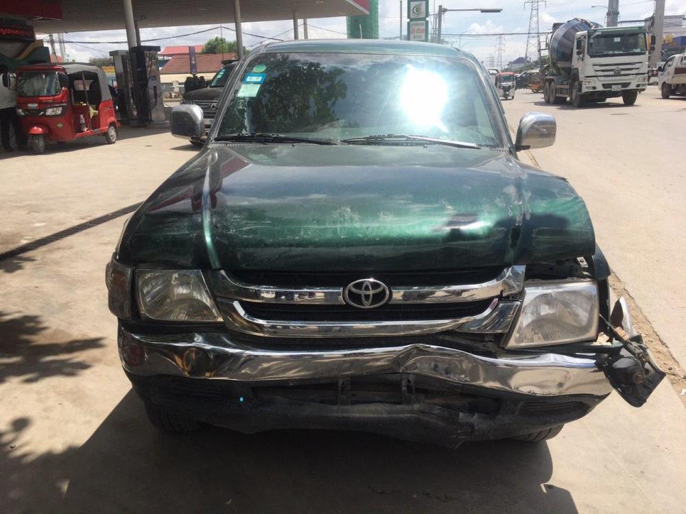រថយន្ត TOYOTA មួយគ្រឿងបើកមិនគោរពភ្លើងស្តុបចរាចណ៍បុករថយន្តស៊េរីទំនើប Lexus RX 570 ចំពេញទំហឹង បណ្តាលឲ្យរងការខូចខាត