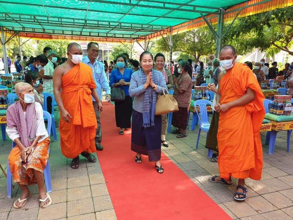 លោកជំទាវ ជូ ប៊ុនអេង បានជំរុញឲ្យអាជ្ញាធរ គ្រប់លំដាប់ថ្នាក់ ក្នុងក្រុងកំពង់ឆ្នាំង បន្តយកចិត្តទុកដាក់តាមដានចំពោះបញ្ហាសុខភាព និងជីវភាពពលរដ្ឋ នៅមូលដ្ឋានបន្តទៀត