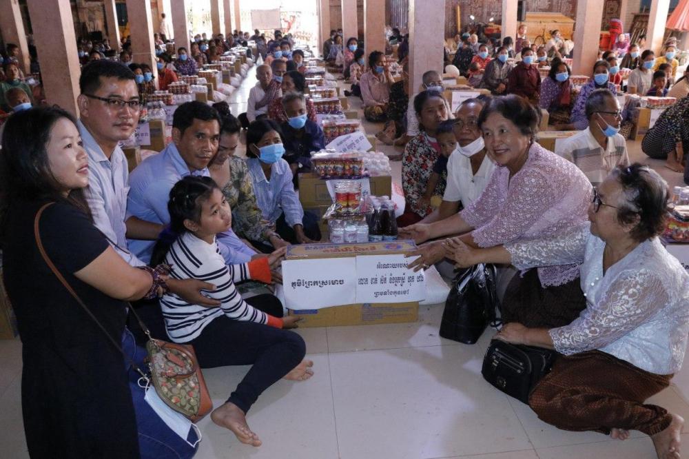 គ្រួសាររងផលប៉ះពាល់ក្នុងវិបត្តិជម្ងឺកូវិដ១៩ ចំនួន១៩៤គ្រួសារ មកពី១០ភូមិ  ស្រុកសូទ្រនិគម ទទួលបានអំណោយពីសប្បុរសជន