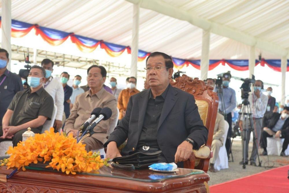 សម្តេចតេជោ ហ៊ុន សែន អញ្ជើញពិនិត្យការដ្ឋាន សាងសង់ព្រលានយន្តហោះថ្មី នៅខេត្តកណ្តាល