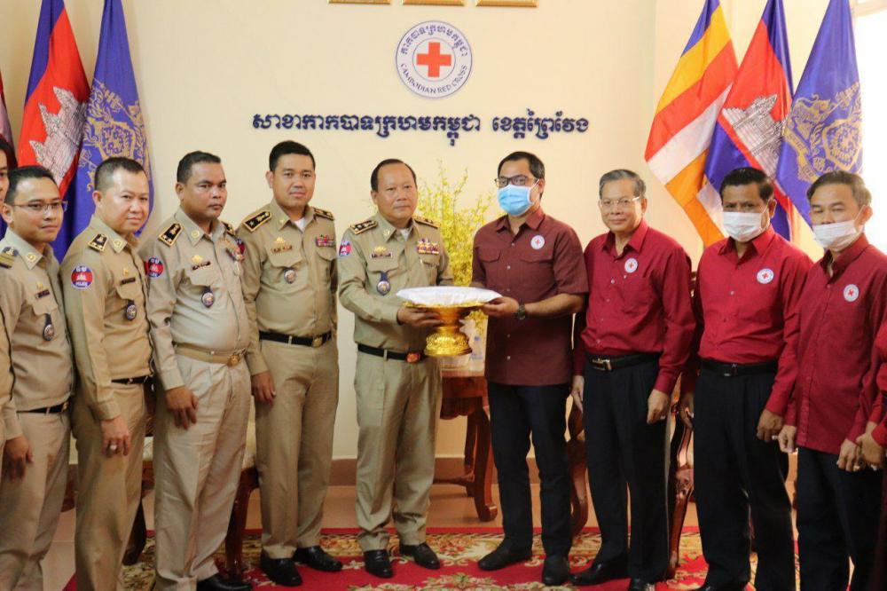 ឯកឧត្តម ជា សុមេធី ប្រធានគណៈកម្មាធិការសាខាកាកបាទក្រហមកម្ពុជាខេត្តព្រៃវែង បន្តទទូលថវិកាវិភាគទានពីសប្បុរសជន
