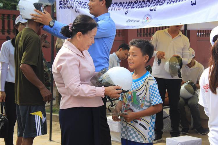 គណៈកម្មាធិការជាតិសុវត្ថិភាពចរាចរណ៍ផ្លូវគោកបើកយុទ្ធនាការអប់រំផ្សព្វផ្សាយអំពីសុវត្ថិភាពចរាចរណ៍ មុនឱកាសពិធីបុណ្យអុំទូក បណ្តែតប្រទីប អកអំបុក និងសំពះព្រះខែ នៅផ្លូវជាតិលេខ៣