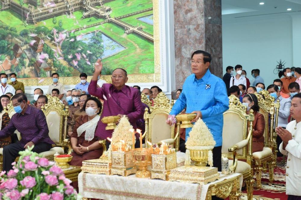 សម្តេចតេជោ ហ៊ុន សែន និងថ្នាក់ដឹកនាំគណបក្សប្រជាជនកម្ពុជា អញ្ជើញប្រារព្ធពិធីសូត្រមន្ត ឡើង អគារ វិមាន៧មករា ដែលជាទីស្នាក់ការកណ្តាលគណបក្សប្រជាជនកម្ពុជា