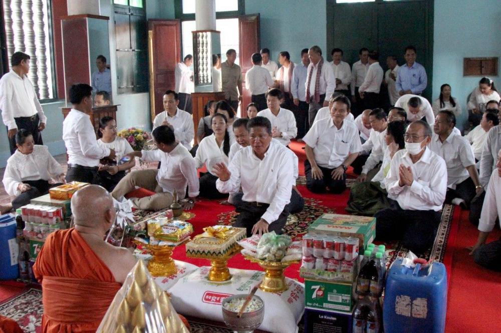 ឯកឧត្តមទេសរដ្ឋមន្ត្រីស៊ុនចាន់ថុលនាំយកទៀនចំណាំព្រះវស្សាទៅប្រគេនព្រះសង្ឃចំនួន៧វត្តក្នុងខេត្តសៀមរាប សម្រាប់ ឱកាសពិធីបុណ្យចូលវស្សាឆ្នាំនេះ ក៍ដូចជាបណ្តាឆ្នាំមុនៗដែរ