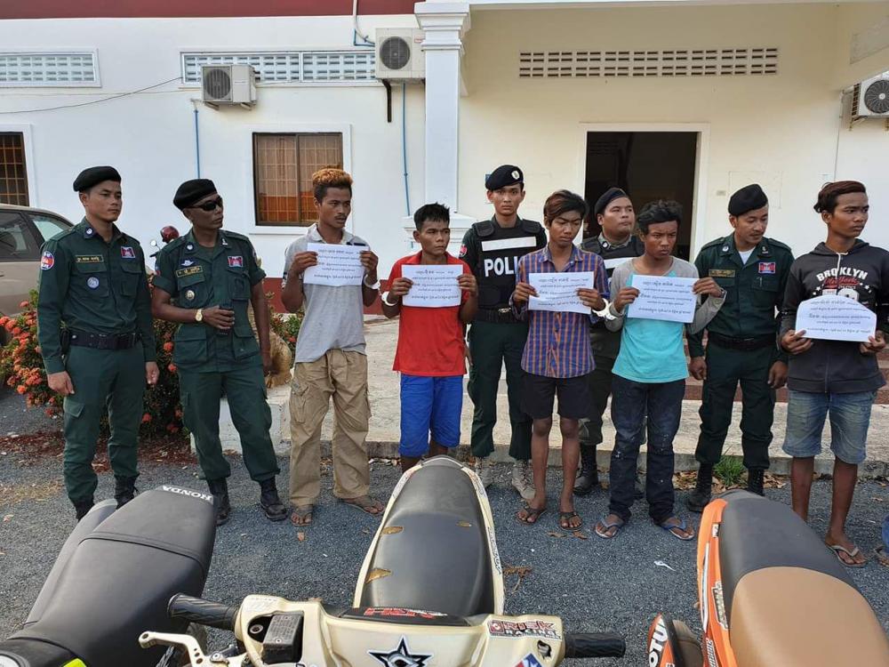 ក្រុមក្មេងស្ទាវ៨នាក់ដែលតែងតែយកដុំថ្មគប់កញ្ចក់រថយន្តតាមផ្លូវនៅពេលយប់ ក្នុងស្រុករលាប្អៀរ និងស្រុកបរិបូណ៍ ត្រូវបានកម្លាំងនគរបាលបង្ក្រាបបានហើយ
