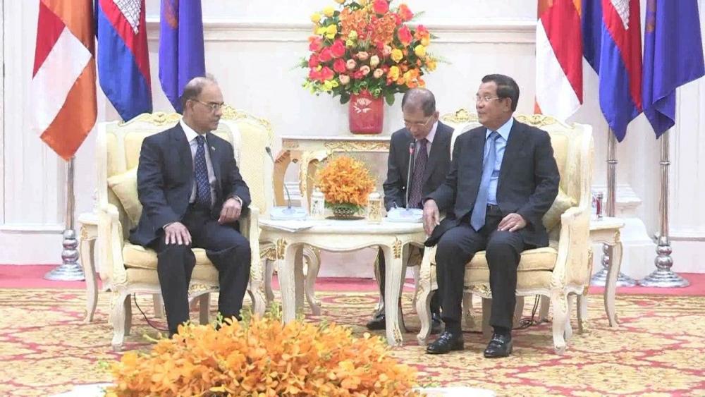 សម្ដេចតេជោ ហ៊ុន សែន ប្រាប់សមាជិកសភាបង់ក្លាដែសថា ដើម្បីអាចទិញអង្ករពីកម្ពុជា បាននូវតម្លៃដ៏សមស្របមួយនោះ, អ្នកវិនិយោគបង់ក្លាដែស អាចមកវិនិយោគ សង់ឃ្លាំង រោងម៉ាស៊ីនកិនស្រូវ និង ប្រមូលទិញស្រូវពីប្រជាជនផ្ទាល់ ដើម្បីធ្វើការកិន នាំចេញទៅប្រទេសបង់ក្លាដែសតែម្ដង