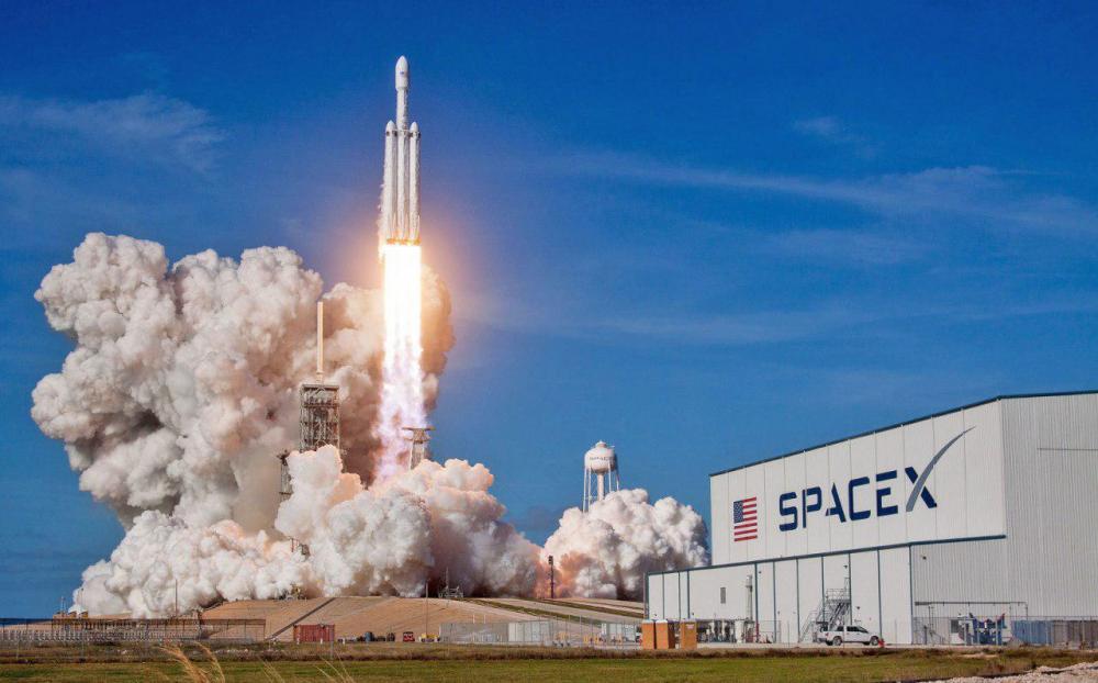 SpaceX បញ្ជូនយានរ៉ុក្កែតដ៏ខ្លាំងក្លាបំផុតនៅលើពិភពលោកទៅកាន់ទីអវកាស សម្រាប់បេសកកម្មពាណិជ្ជកម្មលើកដំបូងរបស់ខ្លួន