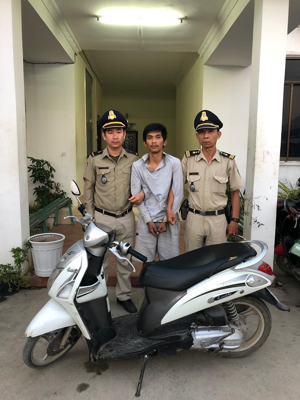 ជនសង្ស័យម្នាក់ ក្នុងចំណោមបក្សពួក៣នាក់ត្រូវនគរបាលប៉ុស្ដិ៍អូរបែកក្អម ឃាត់ខ្លួនពាក់ព័ន្ធករណីលួចម៉ូតូ
