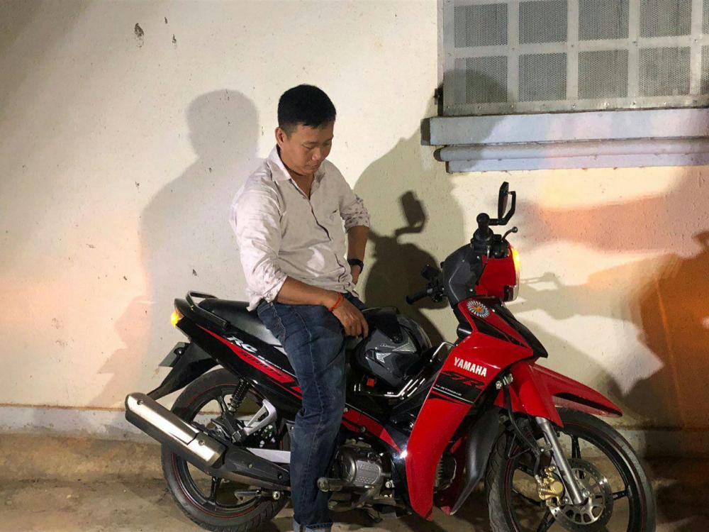 សមត្ថកិច្ចខណ្ឌឬស្សីកែវឃាត់ខ្លួនមន្ត្រីនគរបាលម្នាក់ស្រវឹងស្រាបានផ្ទុះអាវុធចំនួន១គ្រាប់ បង្កឲ្យភិតភ័យដល់ប្រជាពលរដ្ឋ
