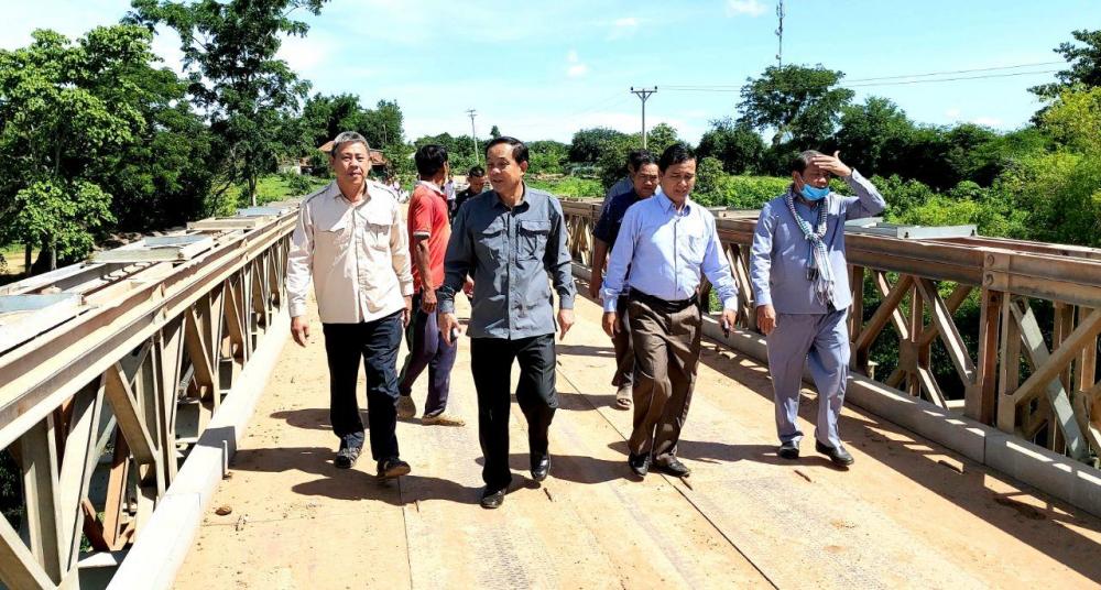 ឯកឧត្តម ងួន រតនៈ អភិបាលខេត្តបាត់ដំបង បានចុះពិនិត្យមើលស្ពានបេឡេថ្មីមួយខ្សែ ជាអំណោយសម្តេចក្រឡាហោម ស ខេង ដែលទើបសាងសង់រួចរាល់ ស្ថិតនៅក្នុងស្រុកបាណន់ ខេត្តបាត់ដំបង