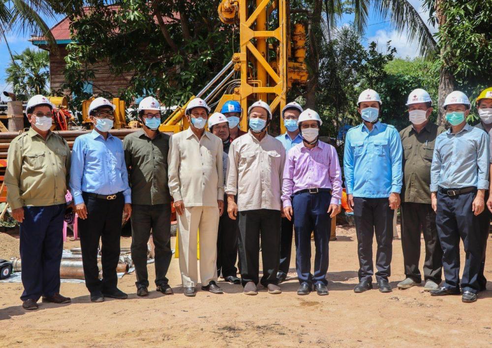 ឯកឧត្ដមបណ្ឌិត អ៊ុក រ៉ាប៊ុន អញ្ជើញចុះពិនិត្យការដ្ឋានខួងអណ្ដូងដែលជាជំនួយរបស់ប្រទេសចិននៅស្រុកពួក និងស្រុកប្រាសាទបាគង ខេត្តសៀមរាប