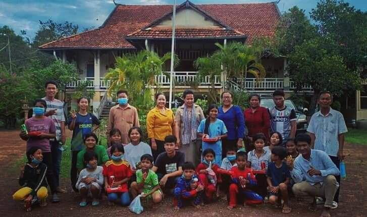 លោកជំទាវ ឈឹម ស្រីមុំ, ឈួរ ច័ន្ទឌឿន និងលោកជំទាវ ប៊ន សុភី បានអញ្ជើញចុះសាកសួរសុខទុក្ខ និងនាំយកថវិកា នំ និង ភេសជ្ជៈចែកជូនកុមារកំព្រានៅមណ្ឌលកុមារកំព្រាខេត្តកំពង់ឆ្នាំង