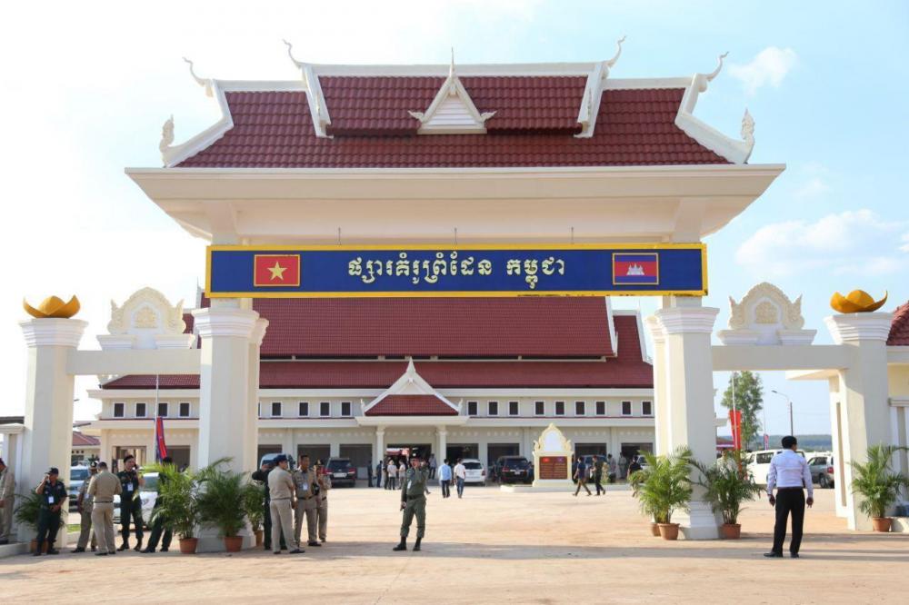 នាយករដ្ឋមន្ត្រីកម្ពុជានិងវៀតណាមរួមគ្នាសម្ពោធផ្សារព្រំដែនតម្លៃជិត២លានដុល្លារនៅត្បូងឃ្មុំ