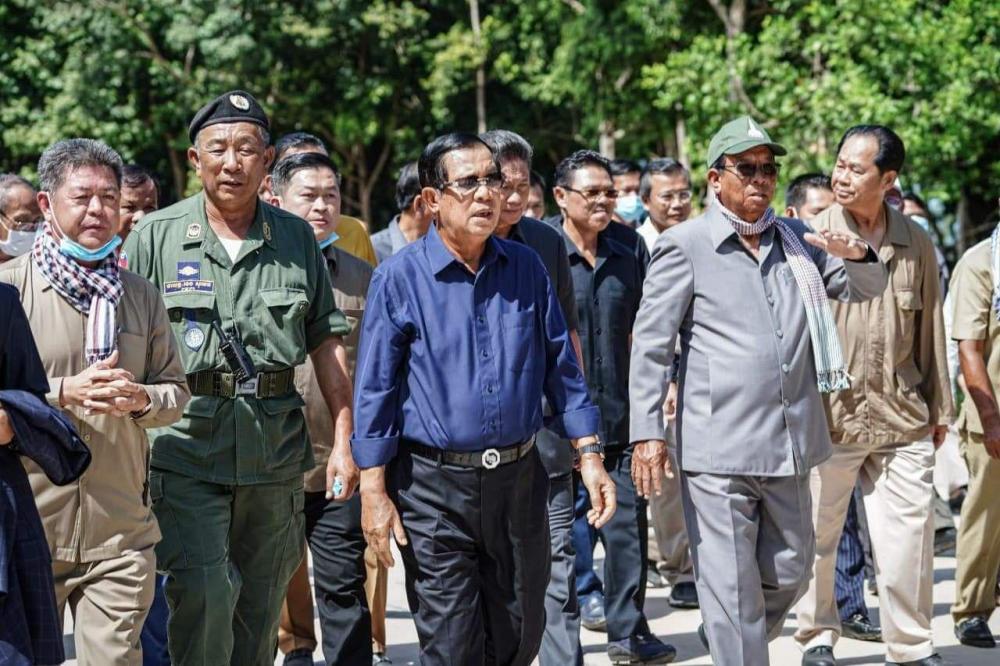 សម្ដេចតេជោ ហ៊ុន សែន ពិនិត្យលទ្ធផលការស្ថាបនាហេដ្ឋារចនាសម្ព័ន្ធផ្លូវ ក្រុងព្រះសីហនុ