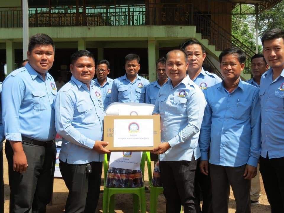 លោក អាំង សិរីពិសិដ្ឋ និងក្រុមការងារ អញ្ជើញលើកស្លាកស្នាក់ការ និងផ្តល់សម្ភារប្រើប្រាស់ជូន ស.ស.យ.ក. ឃុំត្របែក ស្រុកកំចាយមារ