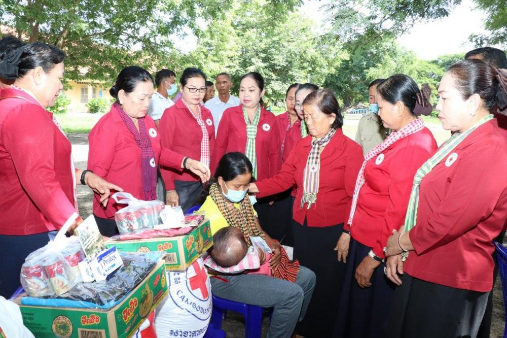សាខាកាកបាទក្រហមកម្ពុជាខេត្តស្វាយ បន្តនាំយកអំណោយមនុស្សធម៌សម្តេចកិត្តិព្រឹទ្ធបណ្ឌិត ប៊ុន រ៉ានីហ៊ុនសែន ផ្តល់ជូនគ្រួសារងាយរងគ្រោះ ៦៨គ្រួសារ នៅស្រុកចន្ទ្រា