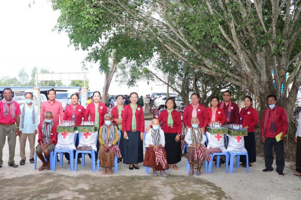 សាខាកាកបាទក្រហមកម្ពុជាខេត្តស្វាយរៀង​​ បានបន្តនាំយកអំណោយមនុស្សធម៌របស់សម្តេចកិត្តិព្រឹទ្ធបណ្ឌិត ប៊ុន រ៉ានី ហ៊ុនសែន ប្រធានកាកបាទក្រហមកម្ពុជា ជូនដល់គ្រួសារងាយរងគ្រោះ សរុបចំនួន ៥៧ គ្រួសារ