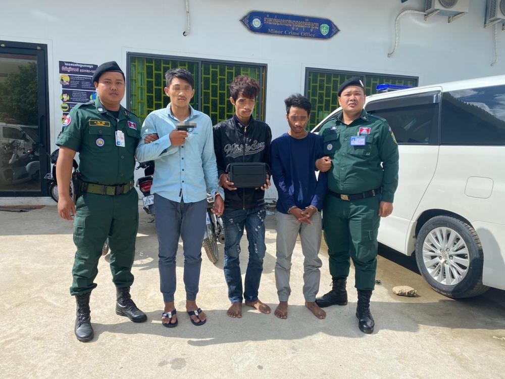 ក្រុមចោរឆក់យ៉ាងសកម្ម៣នាក់ ត្រូវសមត្ថកិច្ចជំនាញព្រហ្មទណ្ឌកម្រិតស្រាលរាជធានីភ្នំពេញ បញ្ចូនទៅតុលការ