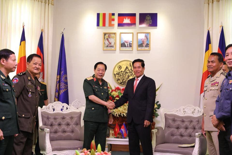 ប្រតិភូបញ្ជាការដ្ឋានយោធារដ្ឋធានីហាណូយ និងរដ្ឋធានីវៀងច័ន្ទ ចូលជួបសម្តែងការគួរសមជាមួយអភិបាលរាជធានីភ្នំពេញ