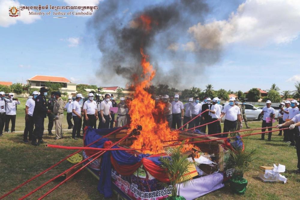 ក្រសួងយុត្តិធម៌ កំទេចគ្រឿងញៀននៅខេត្តបាត់ដំបង ប្រមាណ២០គីឡូក្រាម និងថ្នាំមេតំហ្វេតាមីន (WY) ជាង៦ម៉ឺនគ្រាប់