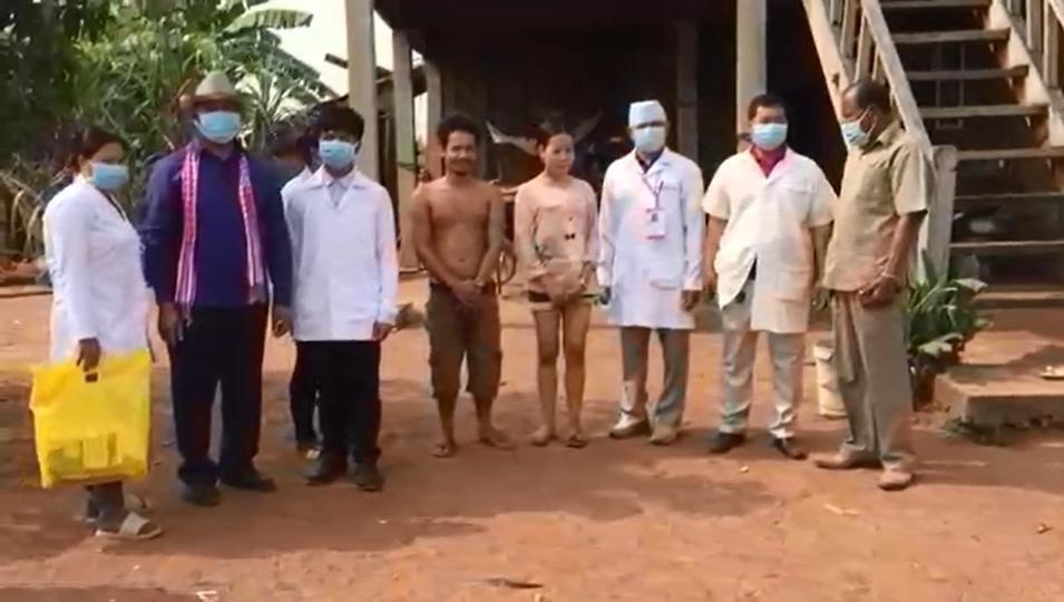 ក្រុមគ្រូពេទ្យសម្តេចតេជោ បានចុះផ្សព្វផ្សាយ ពីវិធានការ ការពារជម្ងឺកូរ៉ូណាវីរុស COVID-19 ដល់គ្រួសារកងទ័ព និងកូនចៅប្រជាពលរដ្ឋ ដែលទើបវិលត្រឡប់មកពីប្រទេសថៃ នៅទិសទី១ ប្រាសាទព្រះវិហារ !