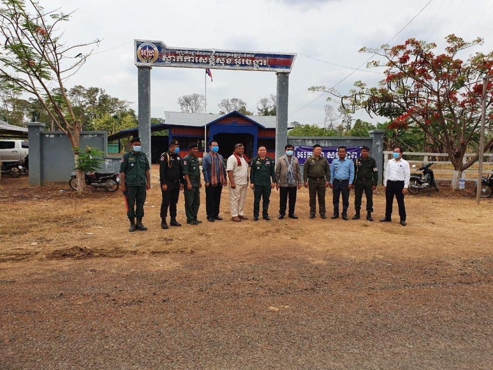 អភិបាលខេត្តព្រះវិហារ បានចុះត្រួតពិនិត្យកម្លាំងសមត្ថកិច្ច ដែលឈរជើងនៅតាមគោលដៅ ដោយអនុវត្តន៍យ៉ាងម៉ឺងម៉ាត់ នូវបទបញ្ជាសម្តេចតេជោ ក្នុងការបិទការធ្វើចរាចរណ៍ឆ្លងខេត្ត ដើម្បីទប់ស្កាត់ការរីករាលដាកជំងឺកូវីដ១៩ អោយមានប្រសិទ្ធភាព !