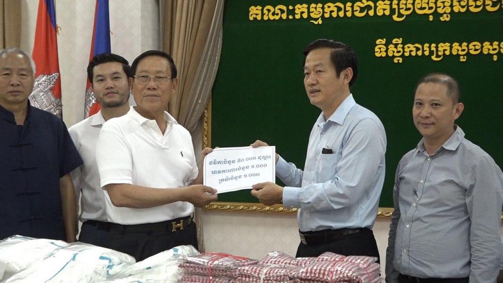 លោកឧកញ៉ា វិញ ហ៊ួរ អគ្គនាយកក្រុមហ៊ុន Kampot Port Co.,Ltd  ប្រគល់ថវិកា៥ម៉ឺនដុល្លារ អាវការពារ១ពាន់កំផ្លេ និងក្រម៉ា១ពាន់ ដល់ក្រសួងសុខាភិបាល សម្រាប់យុទ្ធនាការទប់ស្កាត់មេរោគកូវីដ១៩