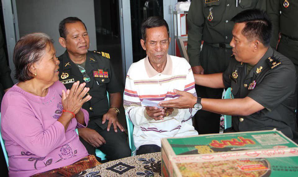 ឧត្តមសេនីយ៍ត្រី នៃ និយម អញ្ជើចុះសាកសួរសុខទុក្ខ គ្រួសារសមាជិក សមាគមនអតីតយុទ្ធជនកម្ពុជា ចំនួន ៣គ្រួ សារនៅក្រុងតាខ្មៅខេត្តកណ្តាល