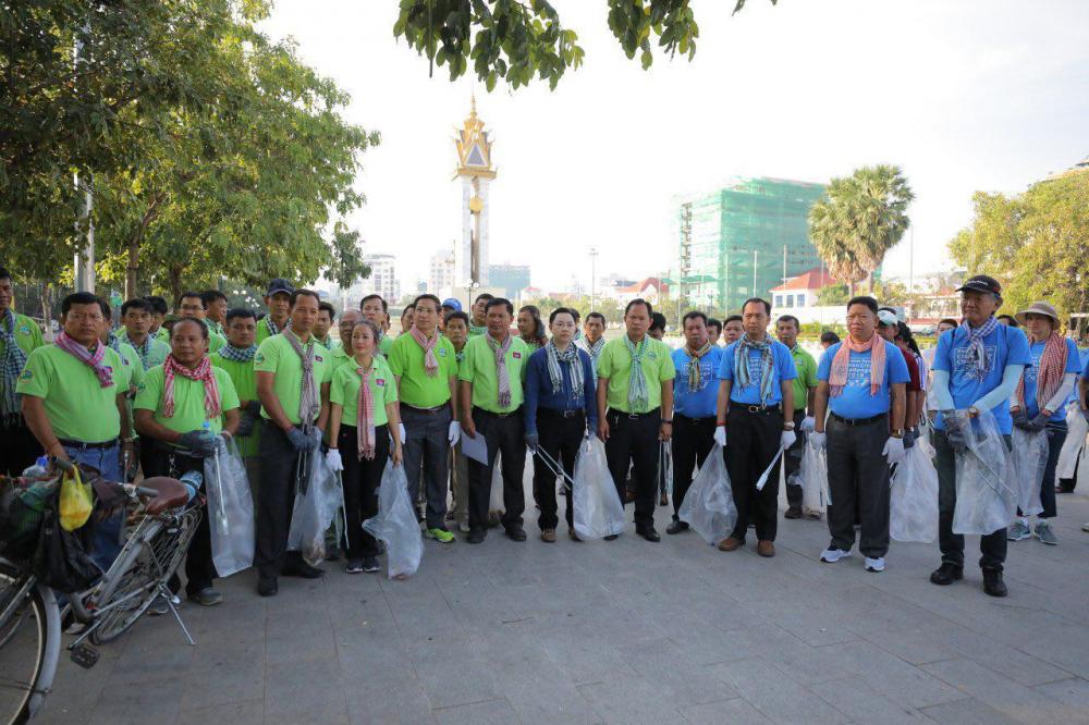 ប្រជាជនកម្ពុជា និងជប៉ុន ៨០០នាក់នាំគ្នាសំអាតបរិស្ថាននៅរាជធានីភ្នំពេញក្នុងរដូវបុណ្យប្រពៃណីជាតិ និងលើកទឹកចិត្តឱ្យចូលរួមទុកដាក់សំរាមឱ្យបានត្រឹមត្រូវ
