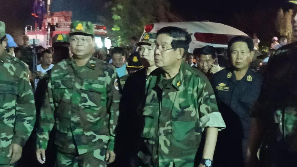 ម្តេចតេជោ ហ៊ុន សែន បានអញ្ជើញទៅដល់ទីតាំងគំនរអគារដែលរលំបាក់នៅខេត្តកែបហើយ ដើម្បីដឹកនាំប្រតិបត្តិការកាយរកជនរងគ្រោះ