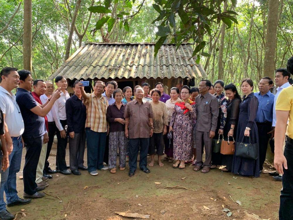 សម្តេច ហេង សំរិន ដឹកនាំមន្ត្រីមួយចំនួនដើរទៅកាន់អតីតតំបន់តស៊ូនៅស្រុកស្នួល ខេត្តក្រចេះ ដើម្បីរំលឹកអនុស្សាវរីយ៍ ២ធ្នូ