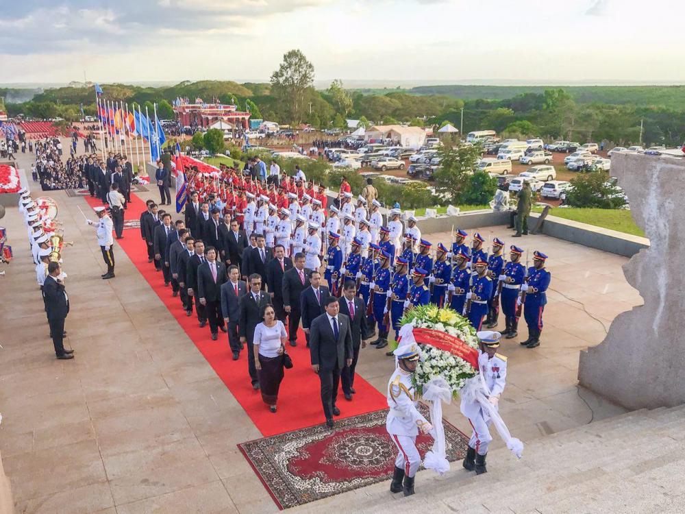 ឯកឧត្តម សាយ សំអាល់ ដឹកនាំគណៈប្រតិភូក្រសួងបរិស្ថានគោរពវិញ្ញាណក្ខន្ធយុទ្ធជននៃរណសិរ្ស២ធ្នូ