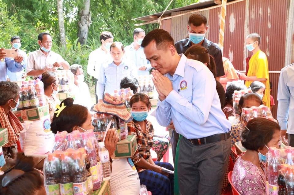 ឯកឧត្ត ស សុខា អញ្ជើញសំណេះសំណាលសួរសុខទុក្ខ និងប្រគល់គ្រឿងឧបភោគ-បរិភោគ និងថវិកា ជូនប្រជាពលរដ្ឋចំនួន ១០០គ្រួសារ នៅក្នុងស្រុកកំចាយមារ និងស្រុកកញ្ច្រៀច ខេត្តព្រៃវែង