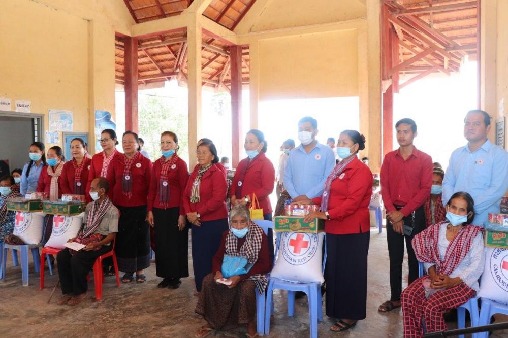 ក្រុមការងារសាខាកាកបាទក្រហមកម្ពុជាខេត្តស្វាយរៀង ដឹកនាំដោយ លោក ជំទាវ ដួង វណ្ណា បានបន្តនាំយកអំណោយមនុស្សធម៌ ជូនដល់គ្រួសារងាយរងគ្រោះ សរុបចំនួន ២១ គ្រួសារ នៅស្រុកស្វាយជ្រំ