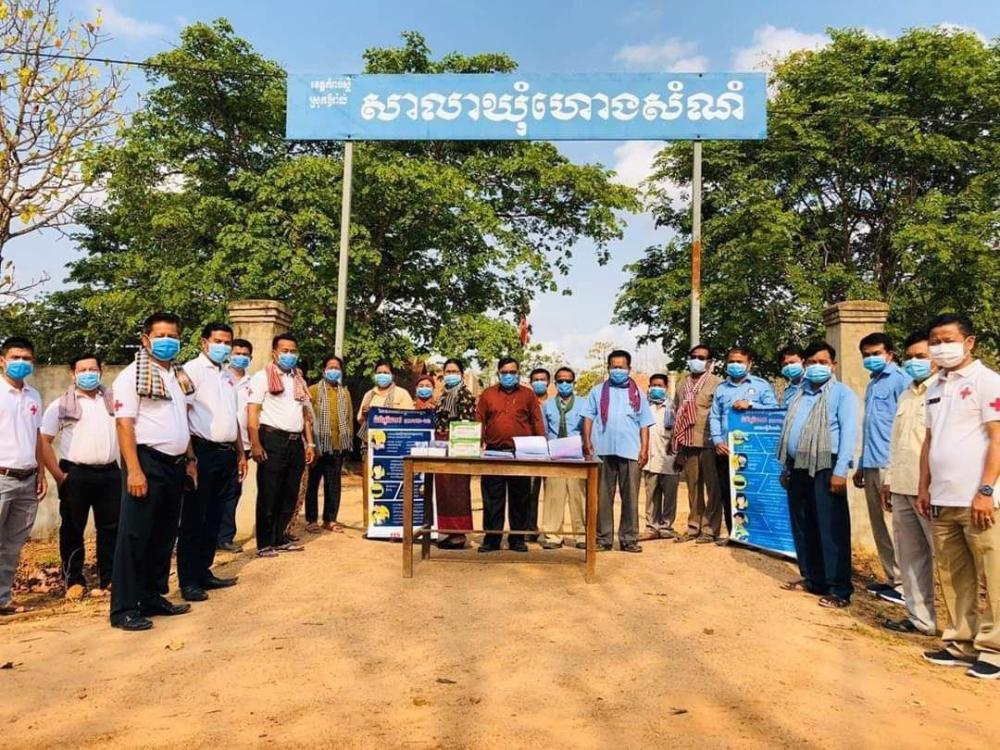 តំណាងក្រុមគ្រូពេទ្យស្ម័គ្រចិត្តឯកឧត្តម ហ៊ុន ម៉ានី សហការជាមួយ ស.ស.យ.ក ស្រុកឱរ៉ាល់ ខេត្តកំពង់ស្ពឺ ចុះផ្សព្វផ្សាយពីវិធីសាស្ត្រការពារ និងទប់ស្កាត់ជំងឺកូវីដ១៩