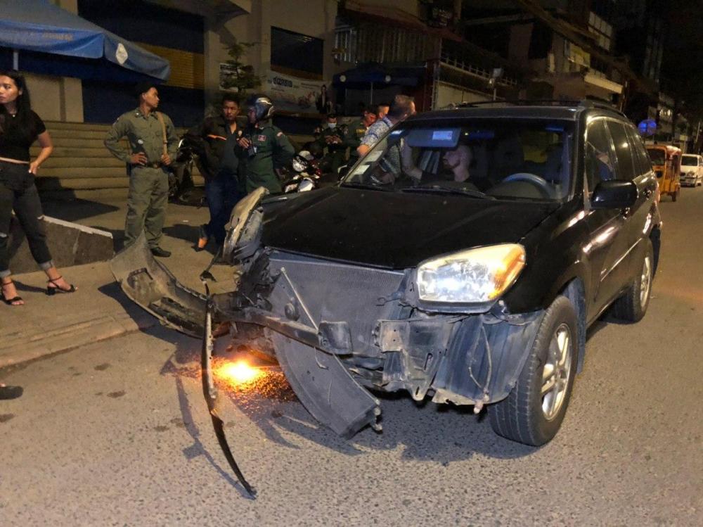 សង្ស័យរថយន្ត Rav4 មួយគ្រឿងបេីកបុកបុរសម្នាក់កំពុងជិះម៉ូតូបណ្ដាលឲ្យស្លាប់ នៅខណ្ឌច្បារអំពៅ  រួចបេីករត់ឆ្លងកាត់ខណ្ឌបឹងកេងកង ក៏ត្រូវសមត្ថកិច្ចឃាត់ជាប់
