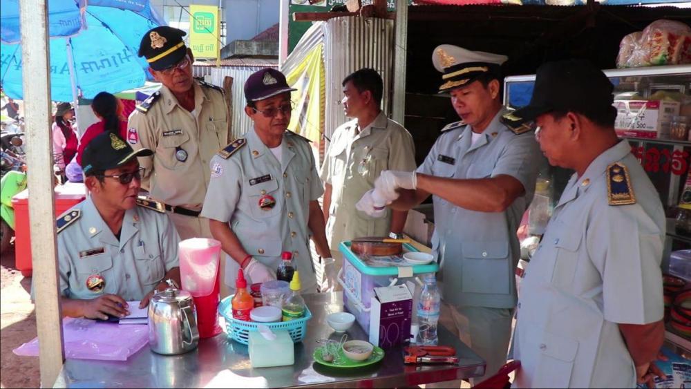 មន្រ្តីកាំកុងត្រូលខេត្ដមណ្ឌលគិរី  បានចុះណែនាំដល់អាជីវករទាំងអស់ ត្រូវចេះពិនិត្យមើលគុណភាពទំនិញឱ្យបានច្បាស់លាស់ មុននឹងយកដាក់តាំងលក់ ជៀសវាងបរិភោគធ្វើឱ្យប៉ះពាល់ដល់សុខភាព