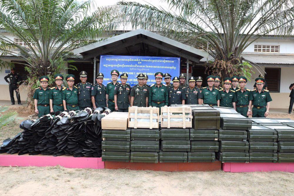 មជ្ឈមណ្ឌលហ្វឹកហ្វឺនកងទ័ពជើងគោក បានទទួលជំនួយសម្ភារៈហ្វឹកហ្វឺនពីយោធភូមិភាគទី៧ កងទ័ពប្រជាជនវៀតណាម