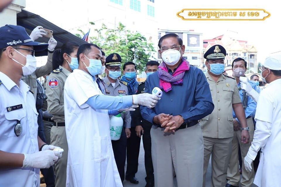 សម្តេចក្រឡាហោម សខេងចុះជួបសំណេះសំណាលជាមួយមន្រ្តីអង្គភាពពាក់ព័ន្ធនៅតាមបណ្តាច្រកព្រំដែនកម្ពុជាថៃ ក្នុងទឹកដីខេត្តបន្ទាយមានជ័យ