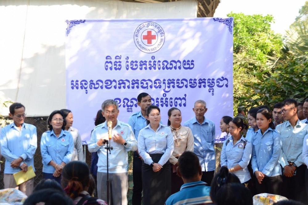 អនុសាខាកាកបាទក្រហមខណ្ឌច្បារអំពៅ នាំអំណោយចែកជូនប្រជាពលរដ្ឋនៅក្នុងសង្កាត់ព្រែកថ្មី