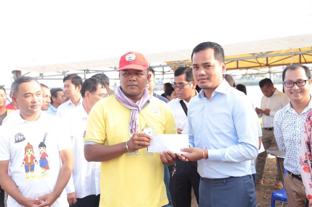 ទូក-ង វែងជាងគេ ជាប់ឯកត្តកម្មពិពភលោក អុំសាកល្បងត្រៀមបង្ហាញក្នុងពិធីបុណ្យអុំទូក និងដាក់តាំងបង្ហាញជូនសាធារណជនបានទស្សនា ថ្ងៃ២១ដល់២៣ខាងមុខនេះ