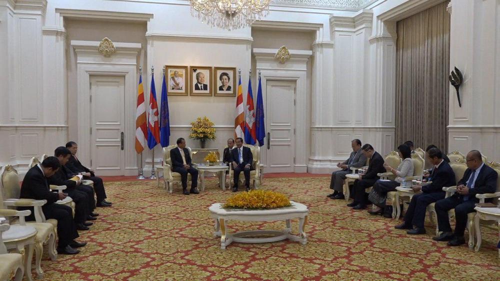 សម្តេចតេជោ ហ៊ុន សែន អនុញាតិឱ្យឯកអគ្គរដ្ឋទូតឡាវថ្មីប្រចាំកម្ពុជា ចូលជួបសម្តែងការ គួរសម និងពិភាក្សាការងារ នៅវិមានសន្តិភាព