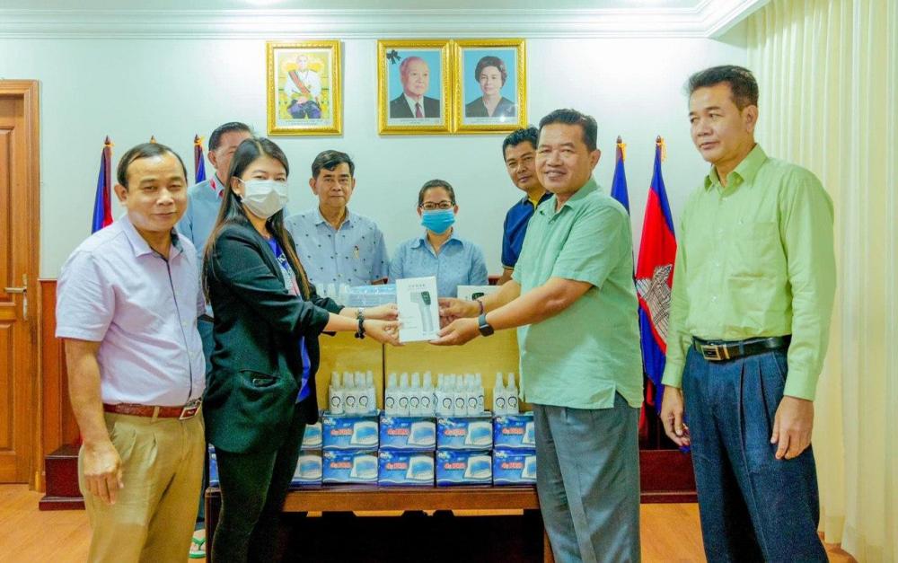 អគ្គនាយកដ្ឋានកីឡា ទទួលបានសម្ភារការពារជំងឺកូវីត-១៩ ពីក្រុមការងារឯ ឯកឧត្តម ស សុខា