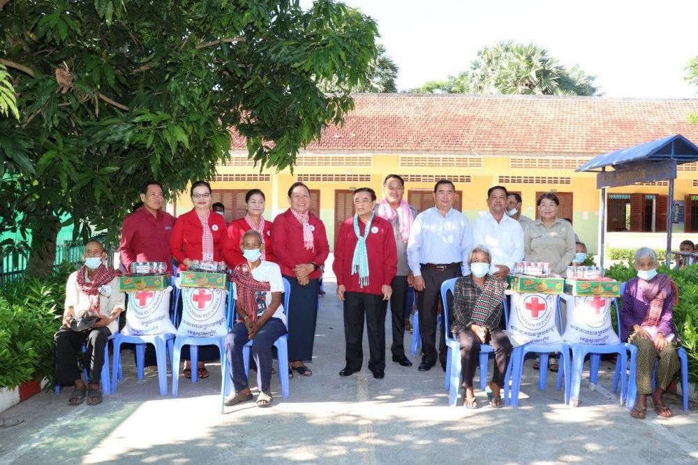 ឯកឧត្តម ម៉ែន វិបុល និងសហការីបានបន្តជួបសំណេះសំណាលសួរសុខទុក្ខ និងនាំយកអំណោយមនុស្សធម៌របស់សម្តេចកិត្តិព្រឹទ្ធបណ្ឌិត  ប៊ុន រ៉ានី ហ៊ុនសែន ផ្តល់ជូនជនងាយរងគ្រោះ សរុប ២០គ្រួសារ នៅស្រុករមាសហែក