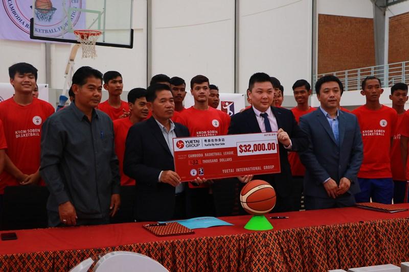 សហព័ន្ធបាល់បោះកម្ពុជា បានចុះអនុស្សារណៈយោគយល់គ្នាជាមួយ ក្រុមហ៊ុនចិន រយៈពេល១ឆ្នាំ ក្នុងទំហំទឹកប្រាក់៣២០០០ ដុល្លា ដើម្បីរួមចំណែកអភិវឌ្ឍន៍កីឡាបាល់បោះ