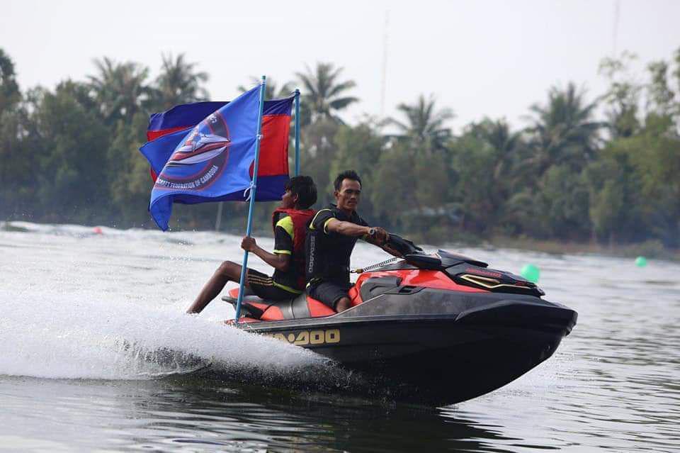 ការប្រកួតប្រណាំងម៉ូតូទឹក អបអរបុណ្យសមុទ្រ នៅខេត្តកំពត