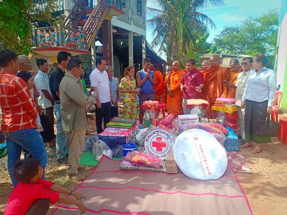អភិបាលស្រុកជើងព្រៃ សហការជាមួយព្រះសង្ឃ នាំយកអំណោយកាកបាទក្រហមស្រុកចែកជូនគ្រួសាររងគ្រោះដោយអគ្គីភ័យឆេះផ្ទះ