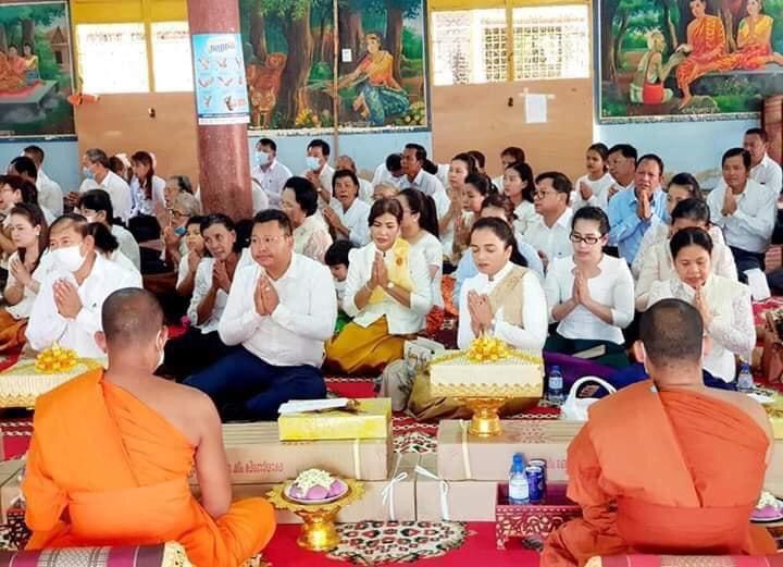 ឯកឧត្ដម ប៉ា សុជាតិវង្ស និង លោកជំទាវ អ៊ួន សុវណ្ណរិន្ទ ប៉ា សុជាតិវង្ស ប្រគេន ទៀនវស្សា ទេយ្យវត្ថុ រួមទាំងនាំយក បច្ច័យ ប្រគេនព្រះសង្ឃចំនួន ៨វត្ត នៅវត្តសន្សំកុសល ក្នុងខណ្ឌមានជ័យ